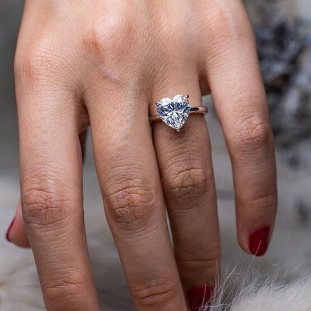 18k 4ct Heart Ring - Picture 4 of 14